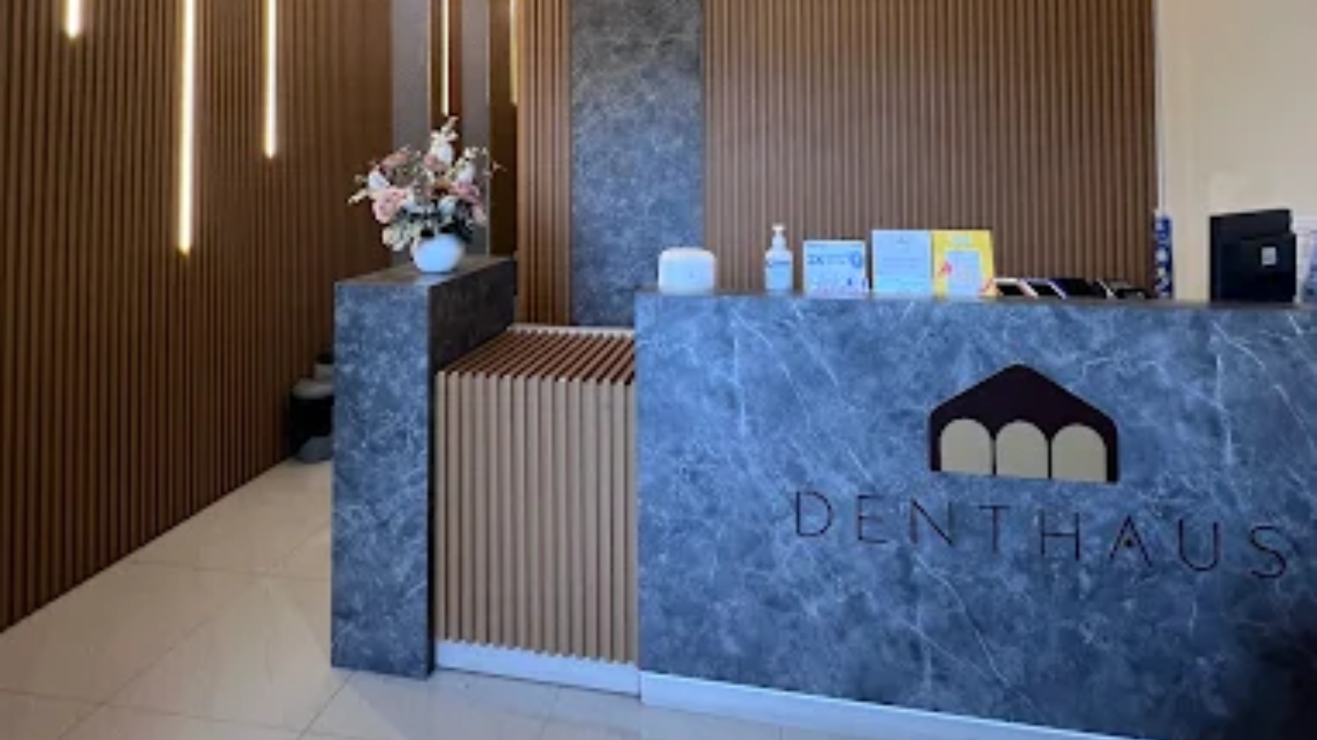 Tampak klinik gigi Sidoarjo Denthaus di Jl. Kartini Sidoarjo